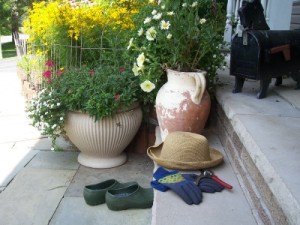 Garden shoes & hat